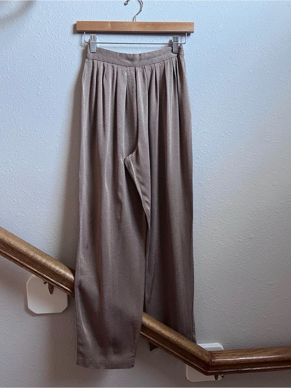 Vintage Wide-Leg Pleated women’s Pants — shimmering tan